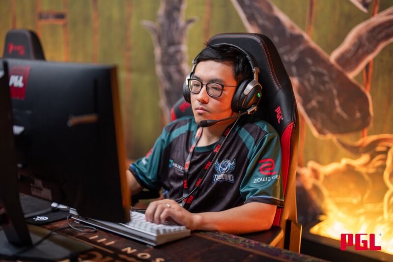 The image shows renowned Chinese esports player Zhang “Faith_bian” Zhuyida during a performance for Team Tidebound