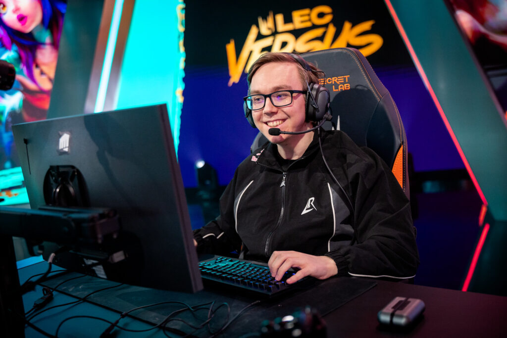 baus smiling while playing for los ratones at league of legends tournament