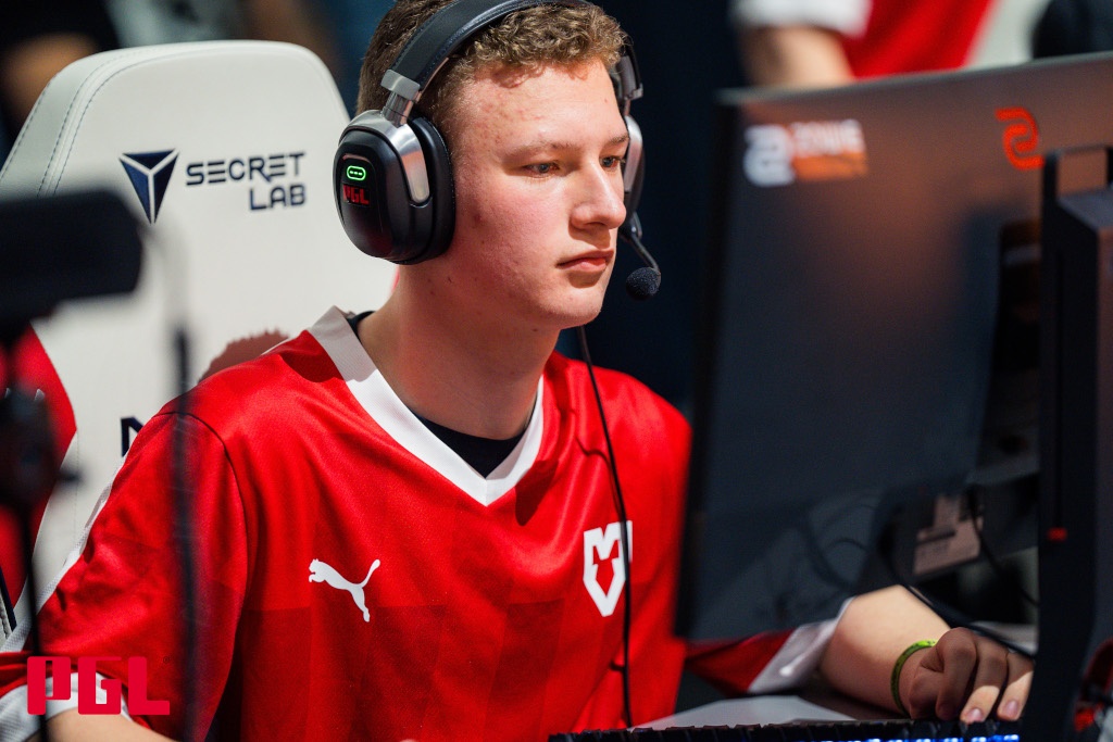 Chr1zN playing cs2 for Mouz NXT