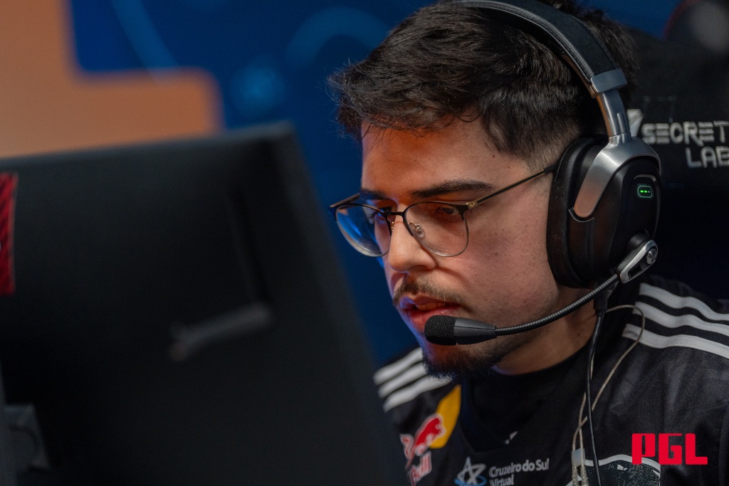 yuurih playing counter strike tournament