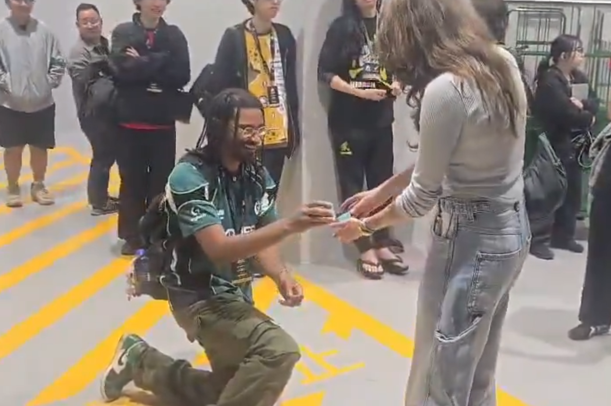 punk proposes to girlfriend at evo japan